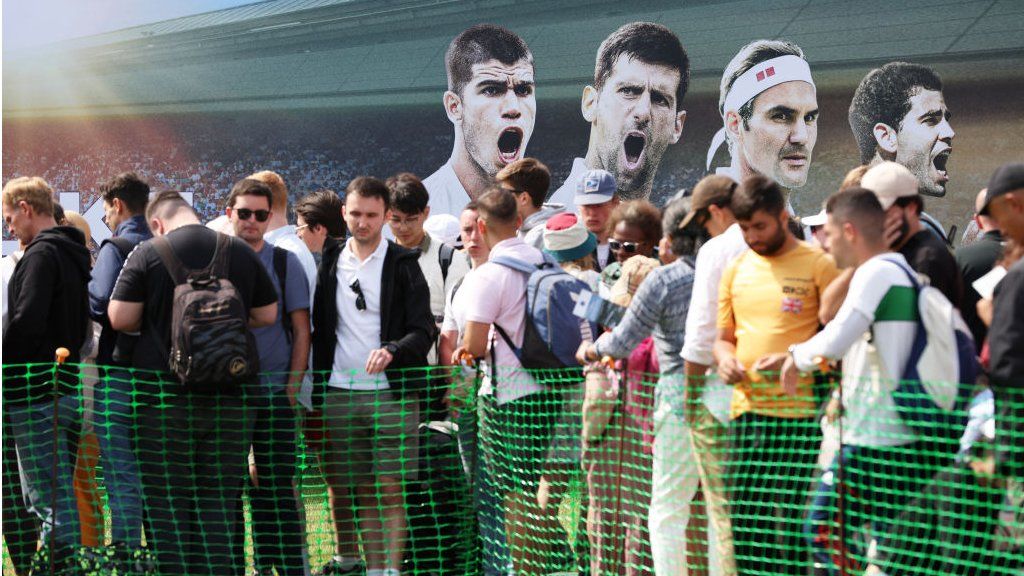 Fans queuing in Wimbledon Park