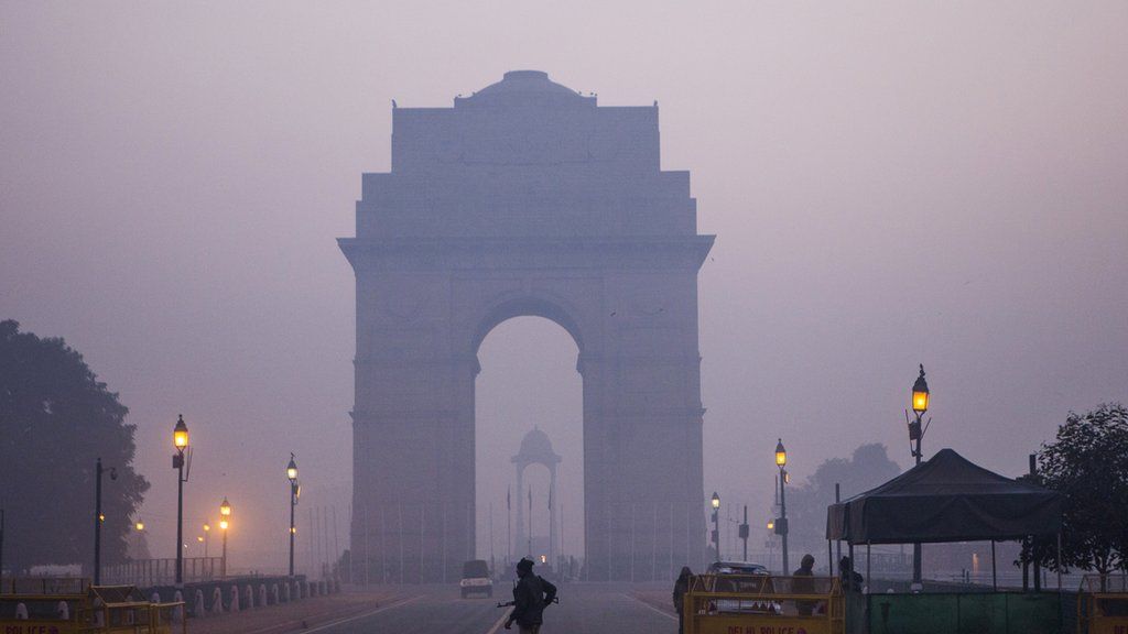 Delhi's iconic India Gate shrouded in smog
