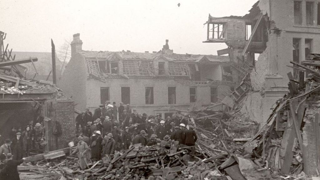 Liverpool marks World War Two's 'worst civilian' bombing - BBC News