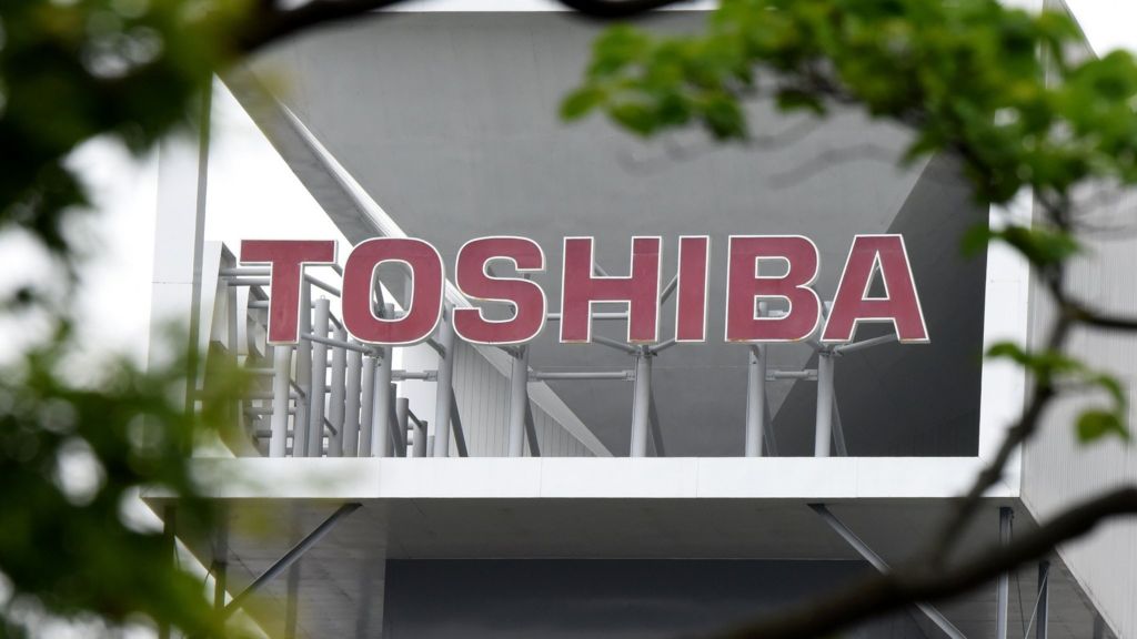 Apple and Dell join Foxconn bid for Toshiba's chip unit