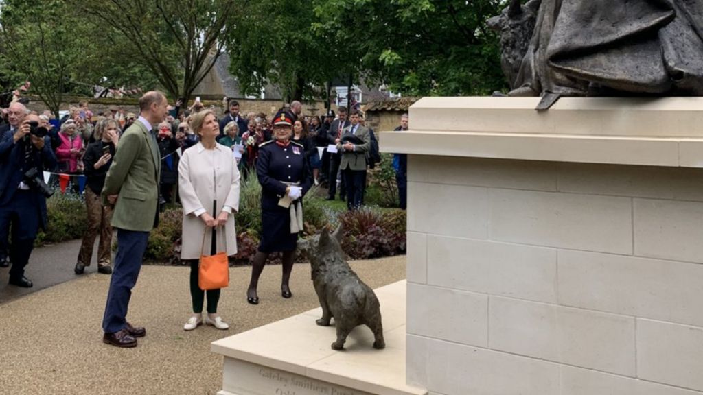 Duke and Duchess of Edinburgh at the statue