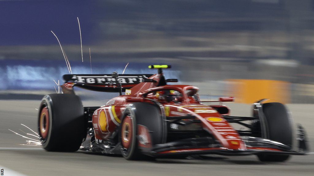 Carlos Sainz z Ferrari jeździ SF-24 na torze w Bahrajnie podczas testów przedsezonowych