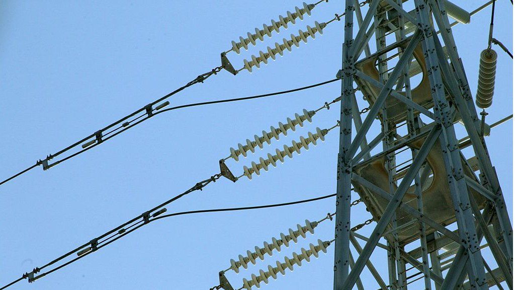 Electric power lines cross the Brisbane River, to the city of Brisbane.