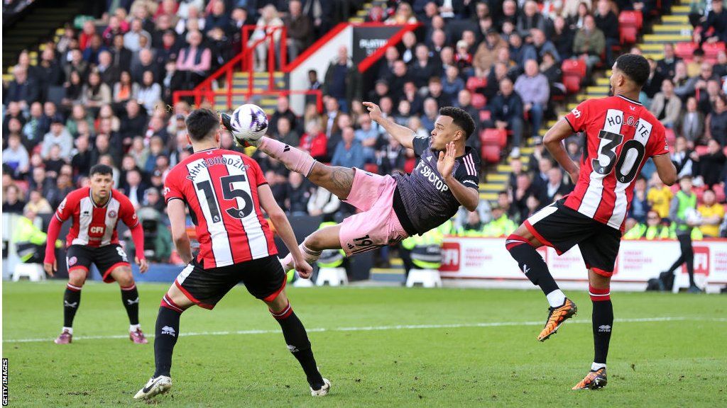 Rodrigo Muniz scores