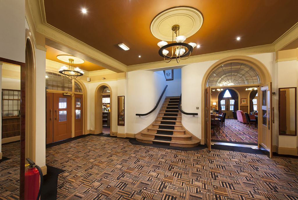 Холл и лестница в отеле Беркли, Сканторп