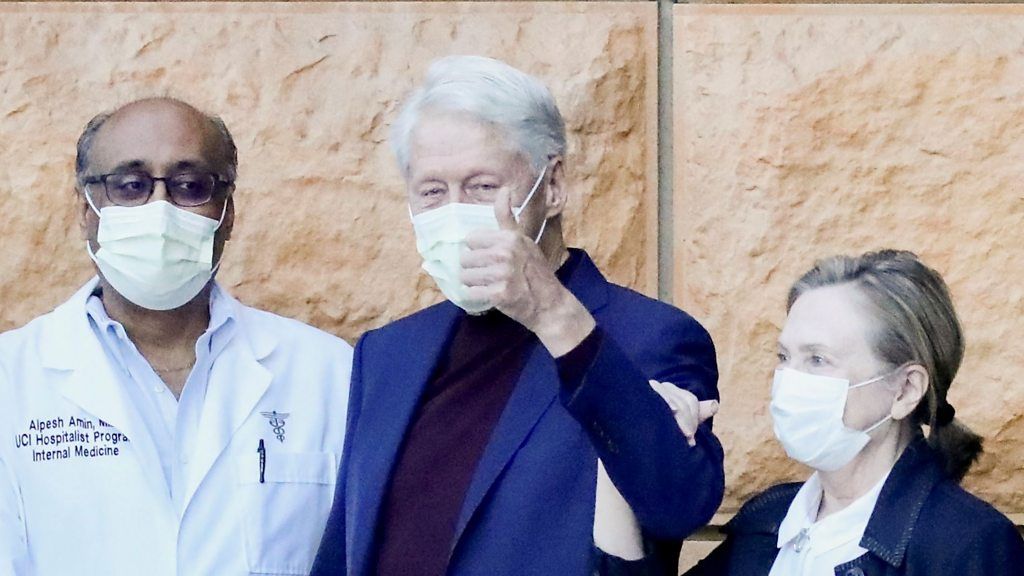 Bill Clinton gives the thumbs up outside hospital, 17 October 2021