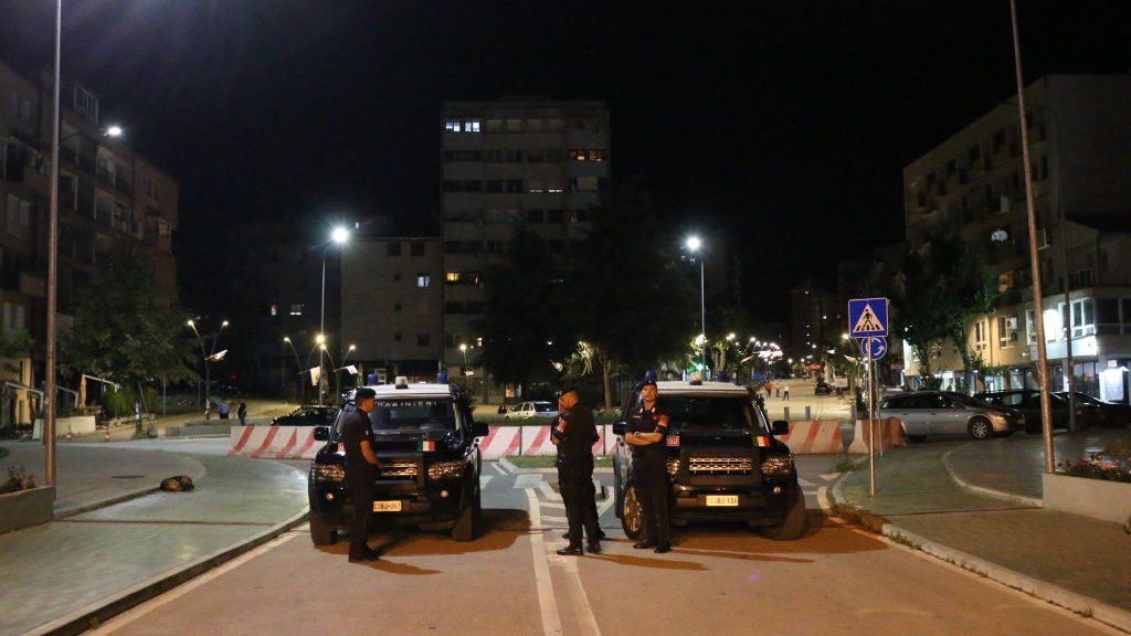 Силы безопасности блокируют дорогу в городе Митровица недалеко от косово-сербской границы