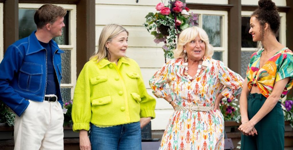  Stephen, Harriet, Fiona and Roxy on a train platform