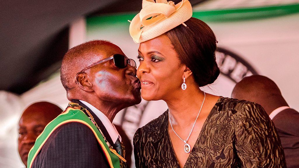 Robert Mugabe kissing Grace Mugabe