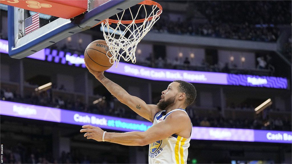 NBA: Golden State Warriors beat Philadelphia 76ers as Stephen Curry scores  37 points - BBC Sport