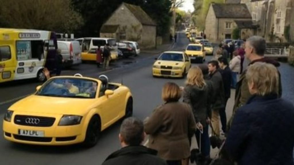 Rally in support of 'ugly' yellow Cotswolds car