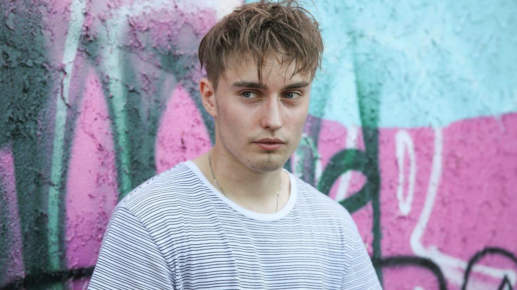 Sam Fender says he considered dealing drugs, before music offered a way ...
