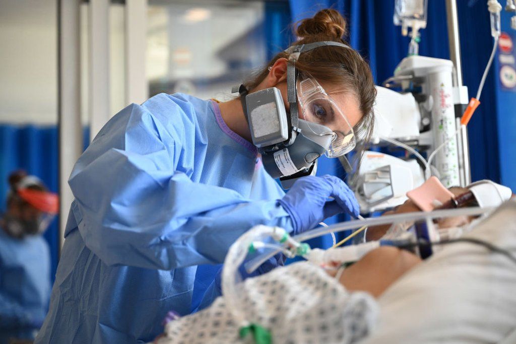 Personal versorgt einen Patienten auf der Intensivstation des Royal Papworth Krankenhauses in Cambridge