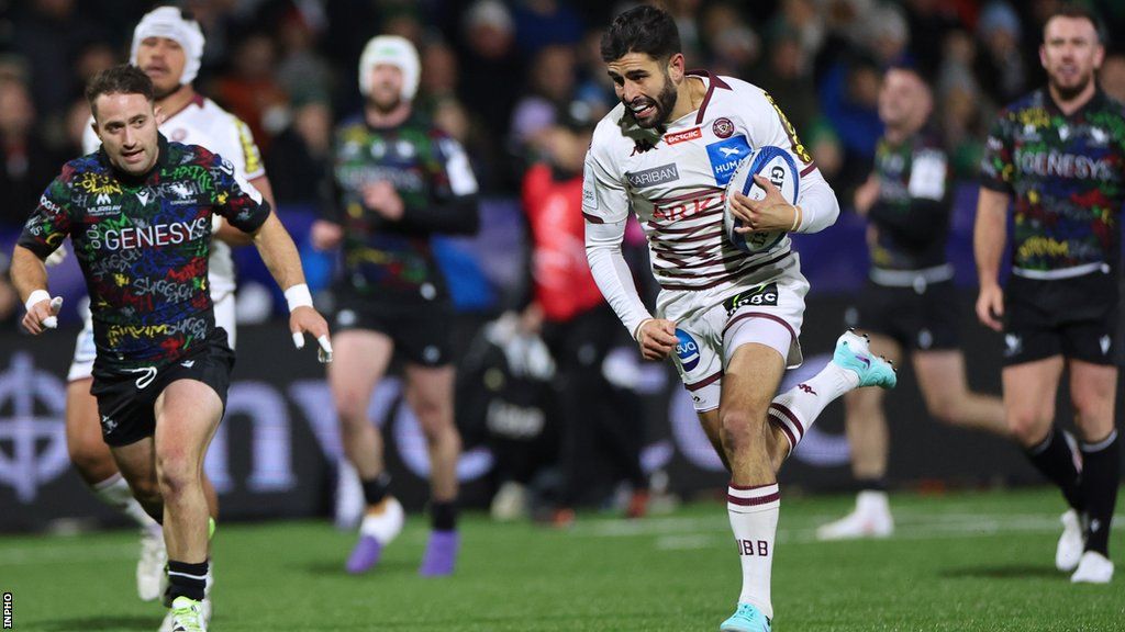 Romain Buros runs in Bordeaux's first try in Galway