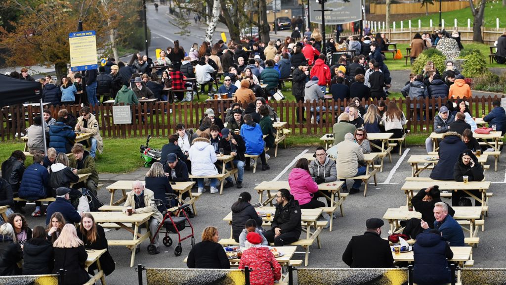 A full pub garden - April 2021 - north London