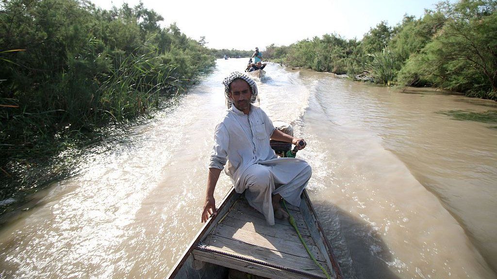 Man on a boat in the Iraqi Marshlands (14/07/16)