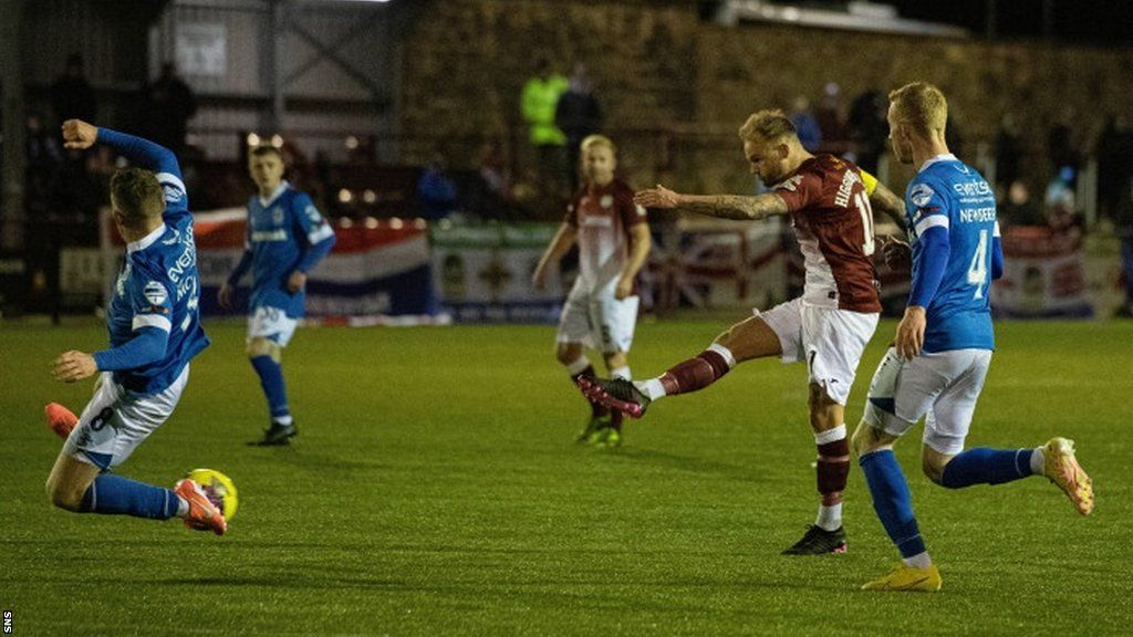 Kelty Hearts' Kallum Higginbotham equalises against Linfield