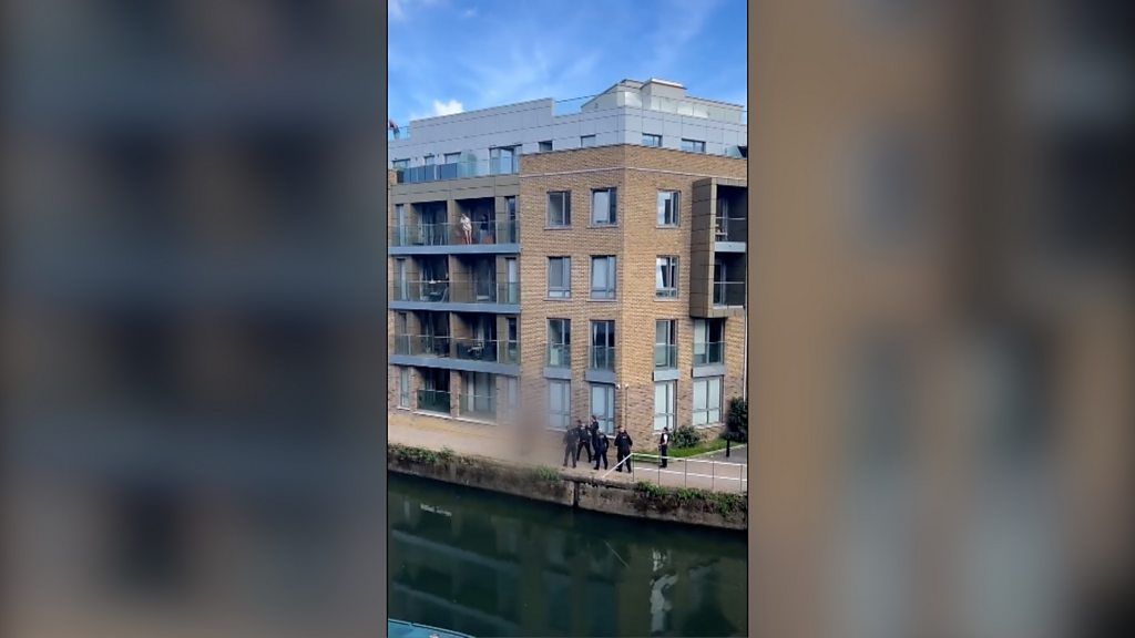 Vertical video showing the incident on Limehouse Cut.