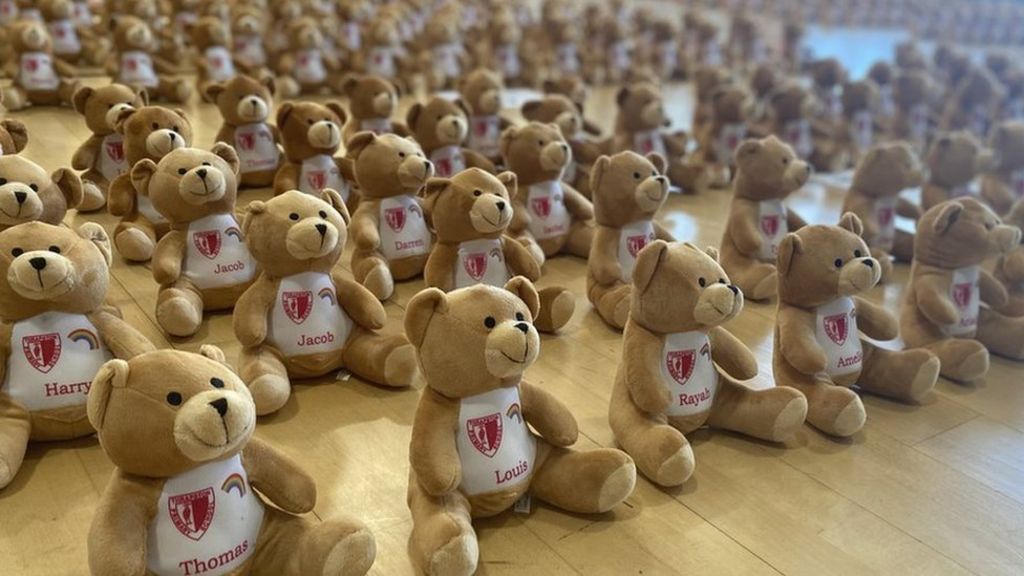 Thrapston teddy bears star in back-to-school assembly - BBC News