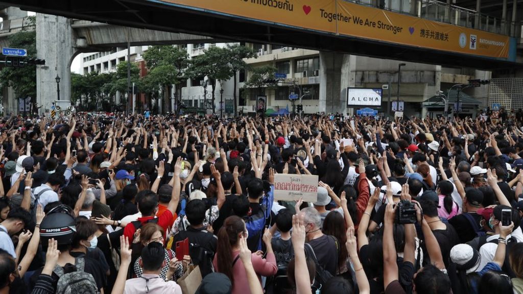 Thai protests: Demonstrators gather again in Bangkok, defying crackdown -  BBC News