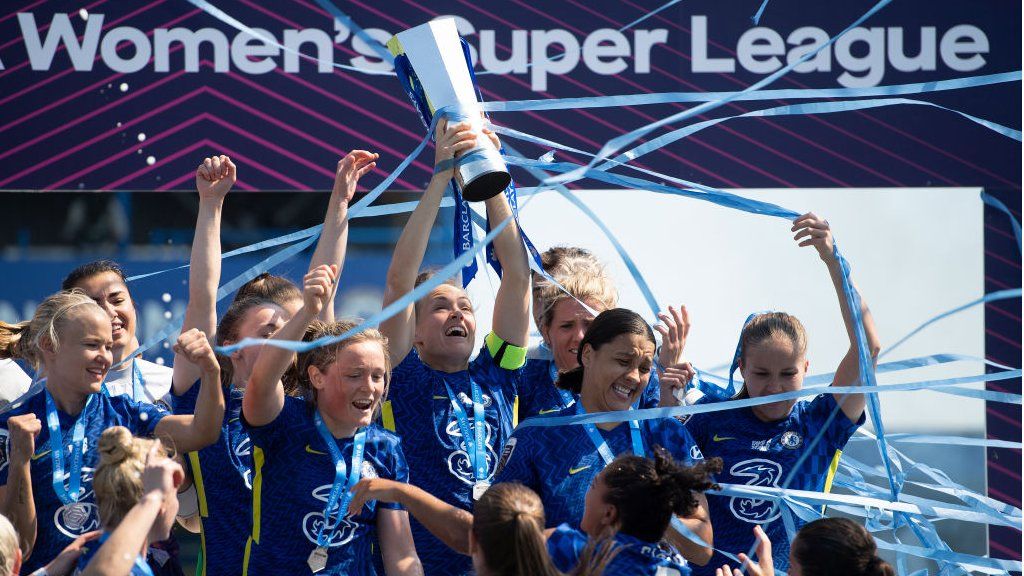 Chelsea celebrate winning the 2021-22 Women's Super League