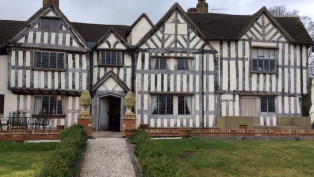 Warwickshire manor house contents up for sale BBC News