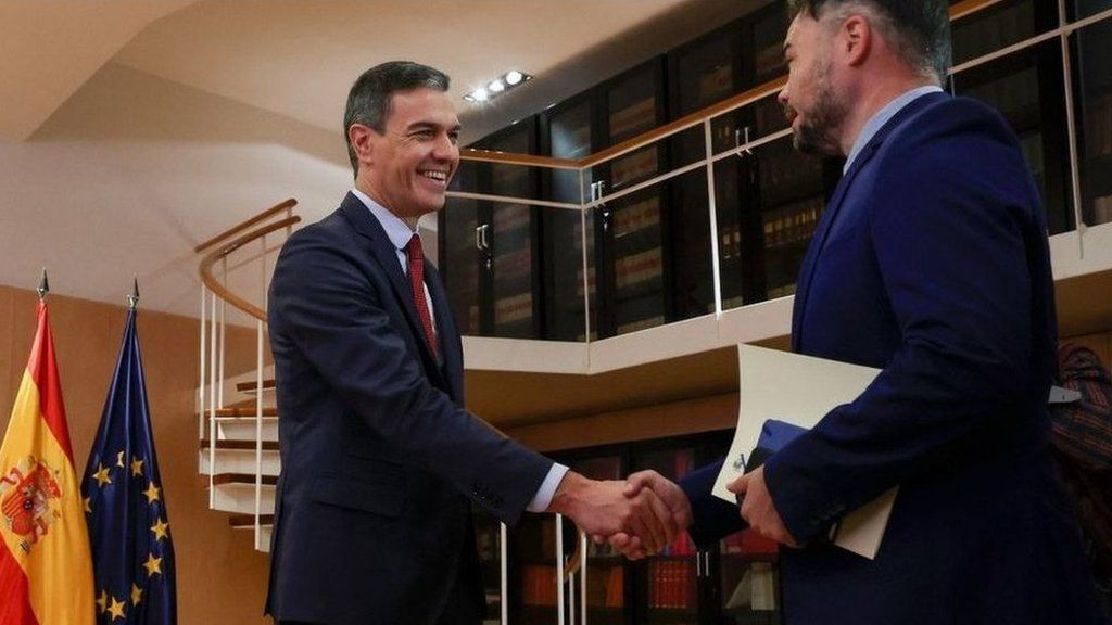 Pedro Sanchez (L) greets Catalan separatist (ERC) party MP Gabriel Rufian