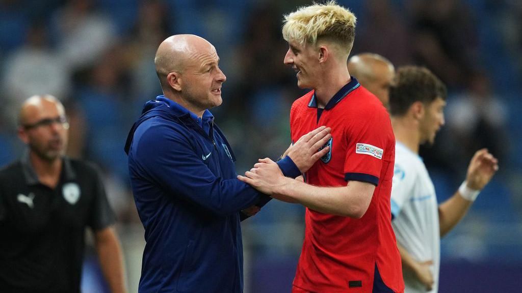 Lee Carsley and Anthony Gordon chat