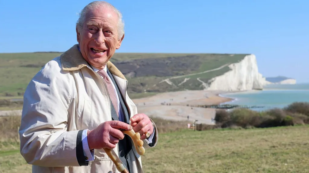 King inaugura el sendero costero más largo del mundo alrededor de Inglaterra.