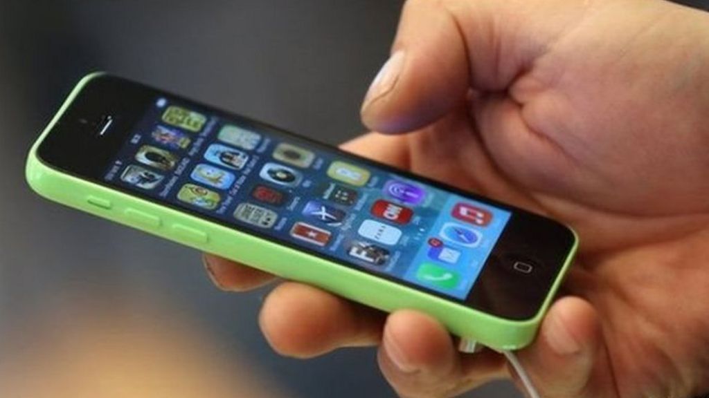 Holyhead 'without EE mobile signal' for three weeks