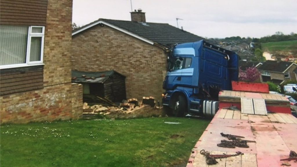 Runaway lorry carrying digger crashes into house in Banbury