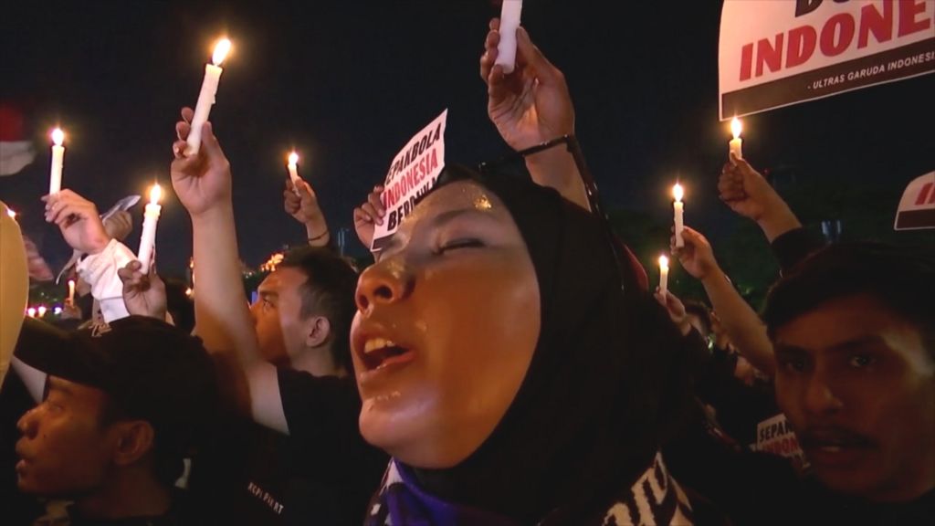 People singing and holding candles