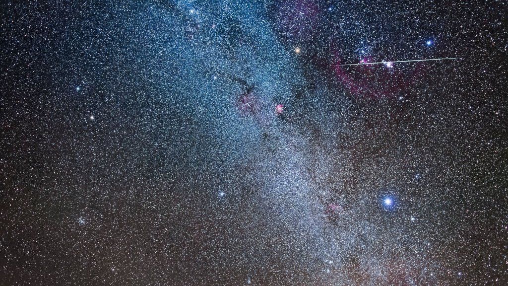 A одиночный метеор Геминид пронзает Меч Орио n в 2017 году над Аризоной