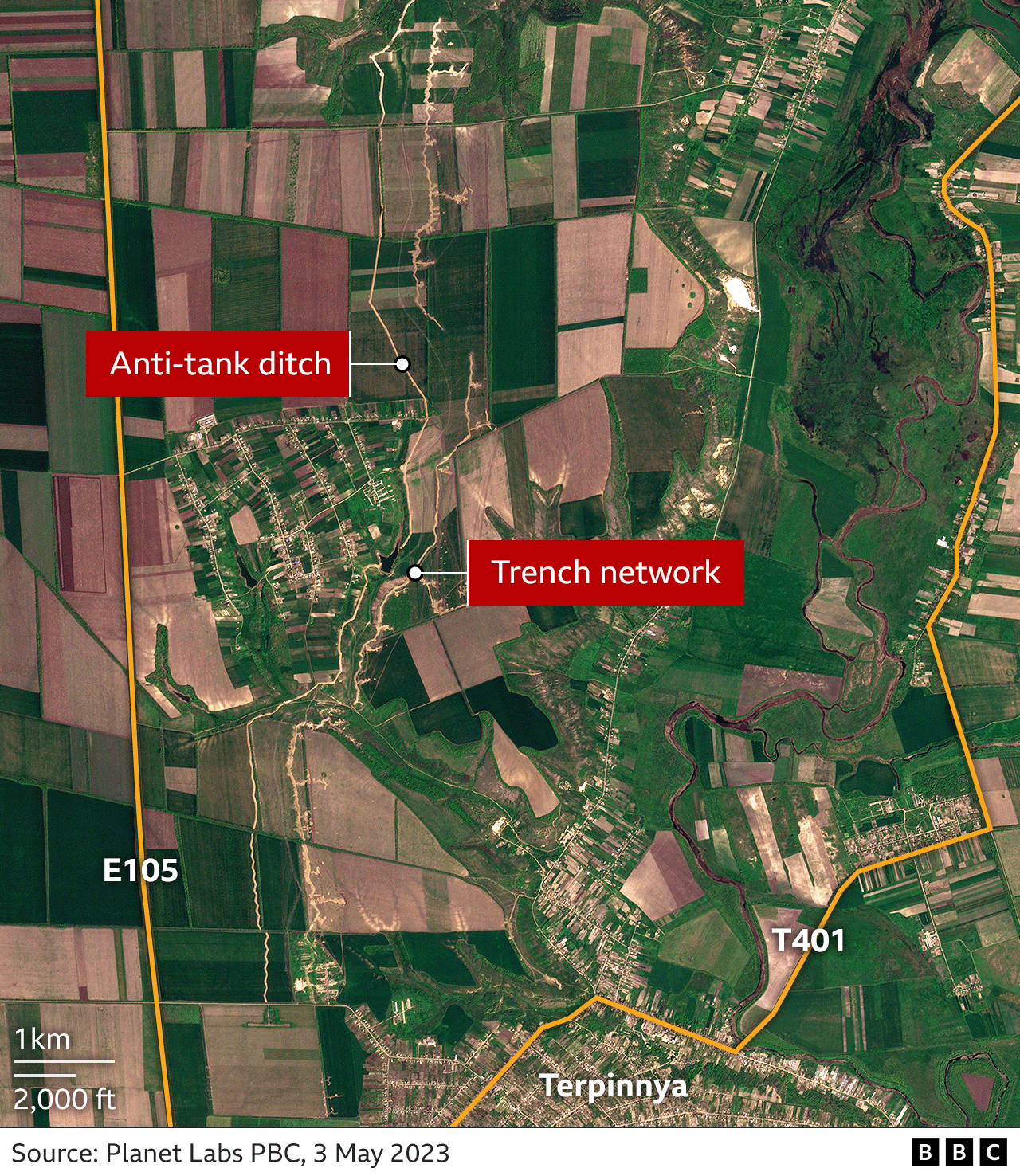 Δορυφορική εικόνα που δείχνει τον αυτοκινητόδρομο E105, με επικαλύψεις που δείχνουν αντιαρματικές τάφρους και ένα δίκτυο χαρακωμάτων