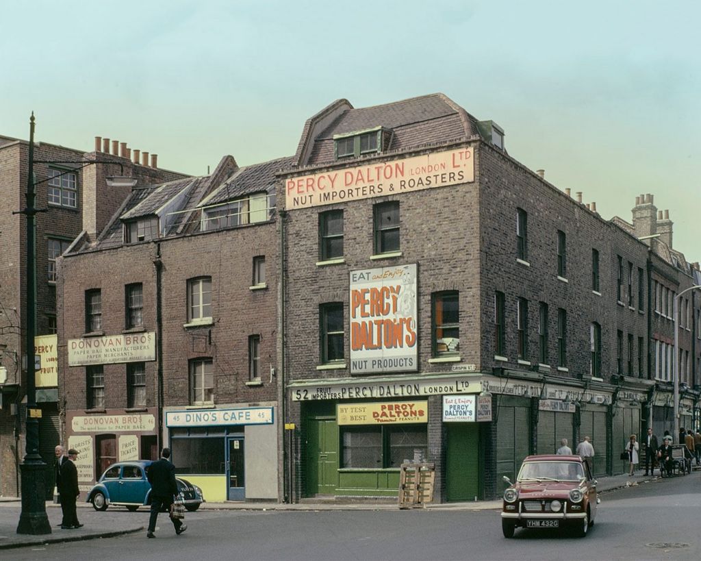 Unseen photos of East End London in glorious colour - BBC News