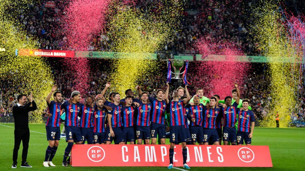 Barcelona players celebrate winning the 2022/23 La Liga title
