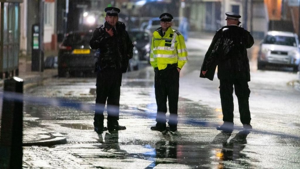 London violence: Two dead and 14 injured in spate of weekend stabbings - BBC News