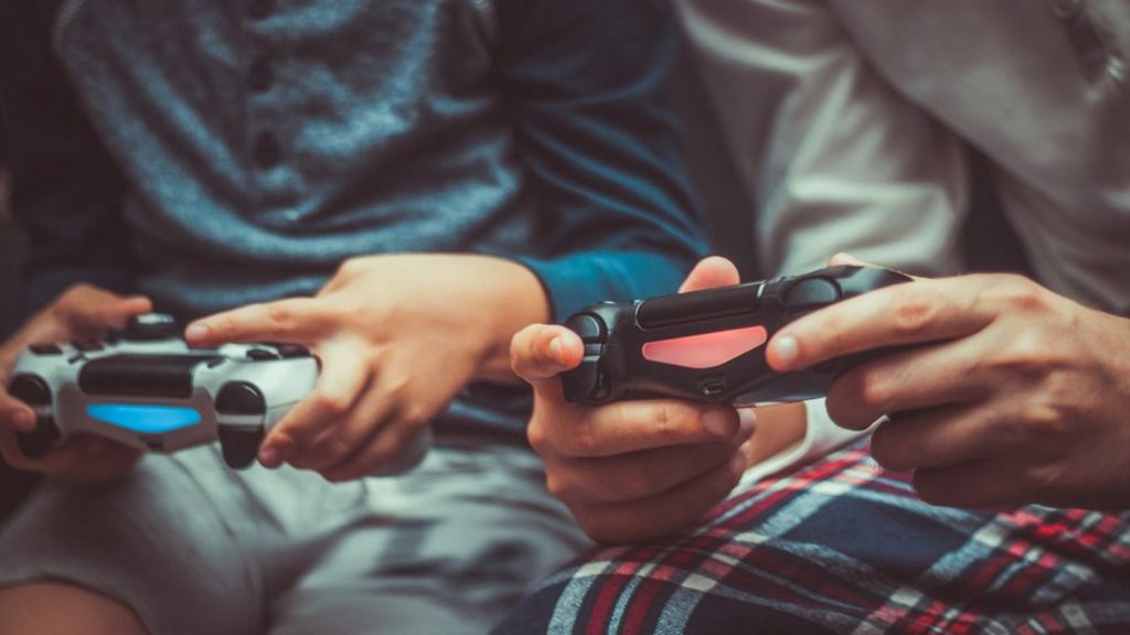 Online Gaming Do You Play Video Games With Your Parents Cbbc Newsround - family guide to roblox games internet matters