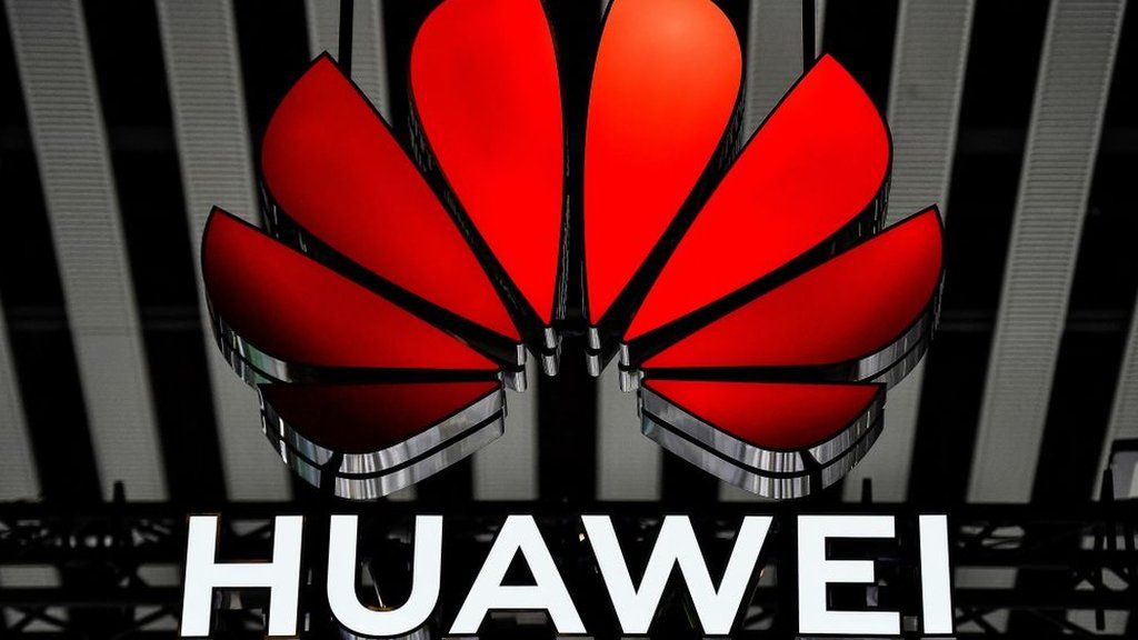 Логотип Huawei на выставке.