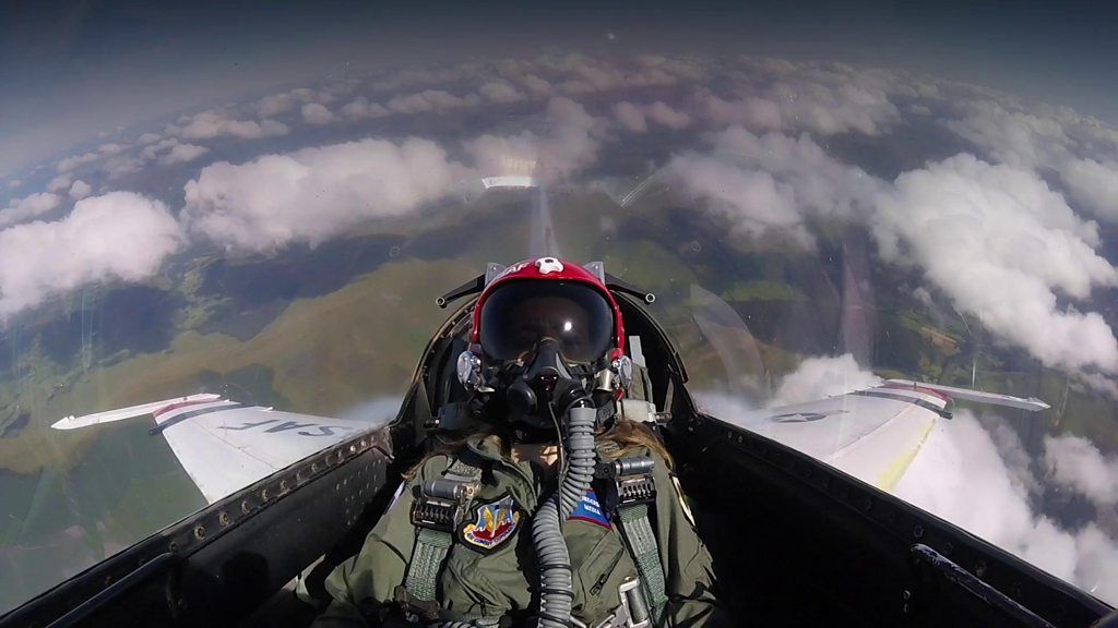 Zoe Kotnik: First female F-16 demo commander out after two weeks - BBC News