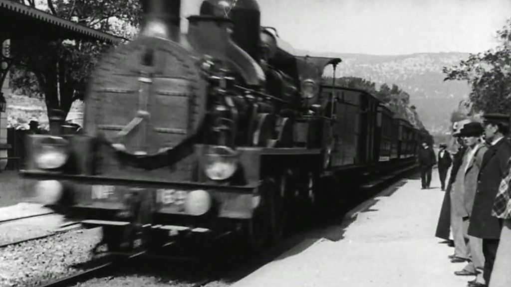 A scene from the original film L'Arrivee d'un train en gare de La Ciotat