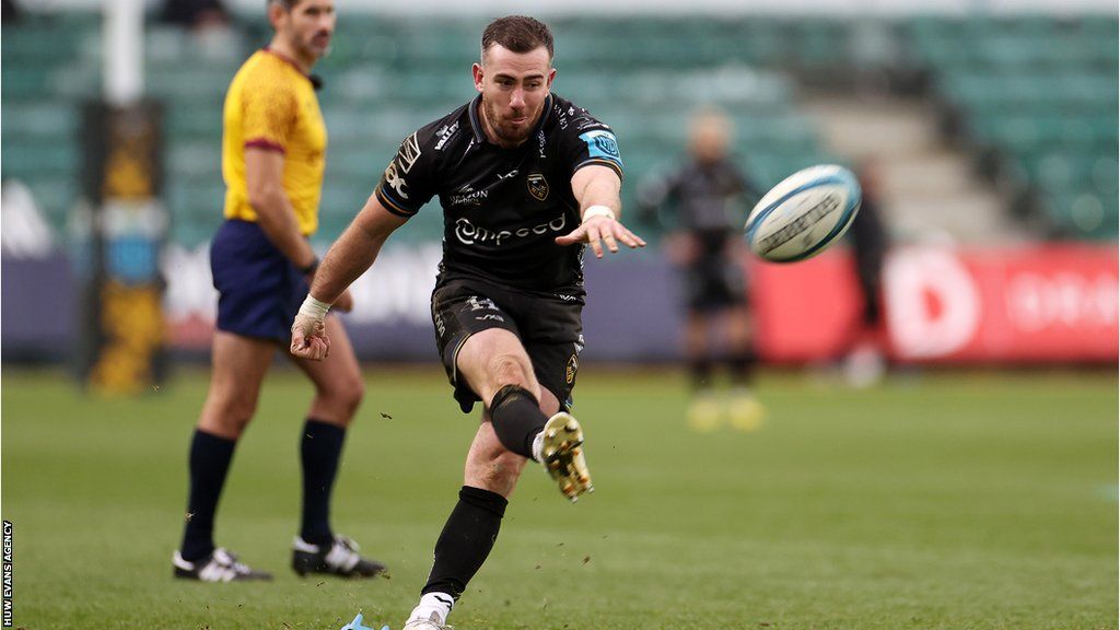 JJ Hanrahan kicking a conversion