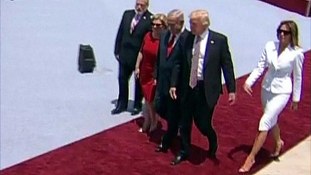 Melania Trump 'swatting' Donald Trump's hand - 22 May 2017