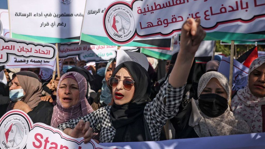 Палестинцы принимают участие в акции протеста против решения Израиля объявить шесть палестинских групп гражданского общества террористическими организациями в городе Газа (10 ноября 2021 г.)