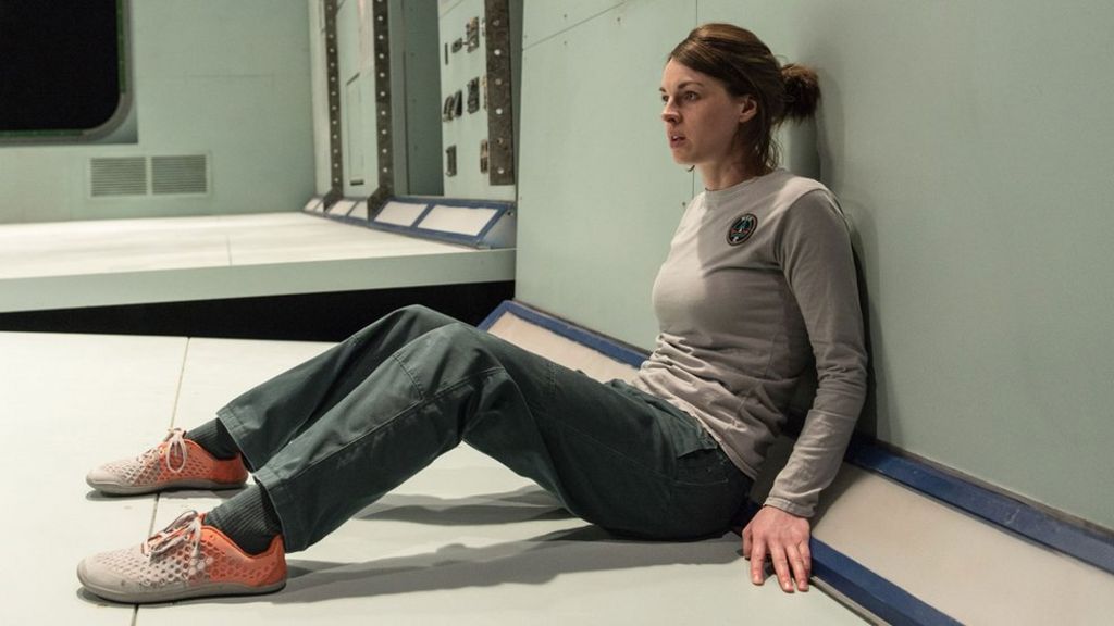 Jessica Raine lives the sci-fi dream in X at the Royal Court - BBC News