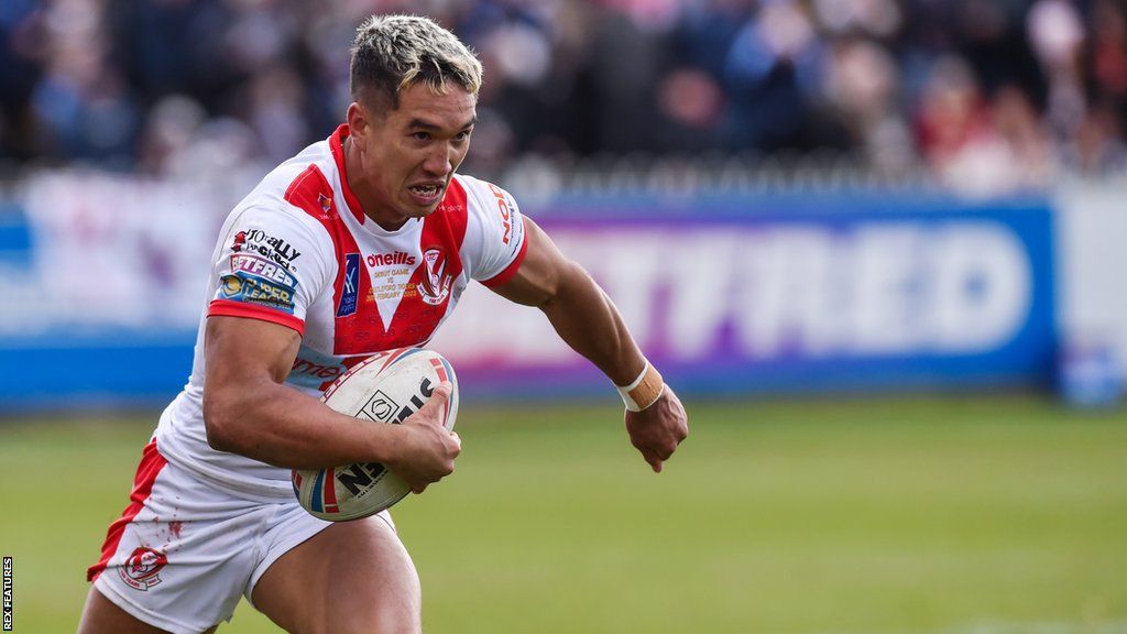 Tee Ritson runs with the ball for St Helens