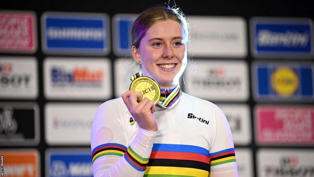 Emma Finucane with her gold medal from the women's elite sprint final race at last summer's World Championships in Glasgow