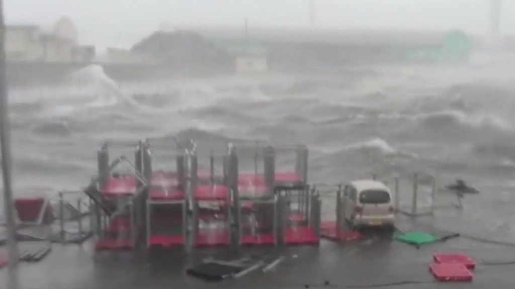 Big waves during Typhoon Jebi