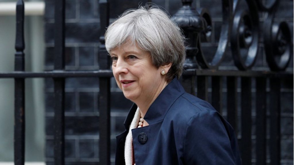 Theresa May urges DUP and Sinn Féin leaders to reach a deal