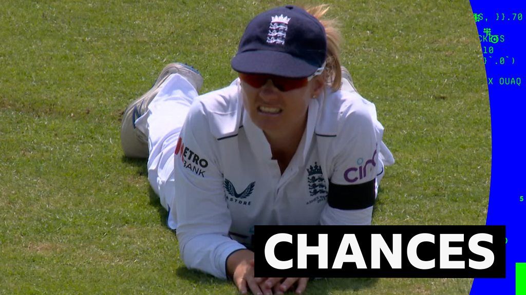 England miss three chances for Australian wickets